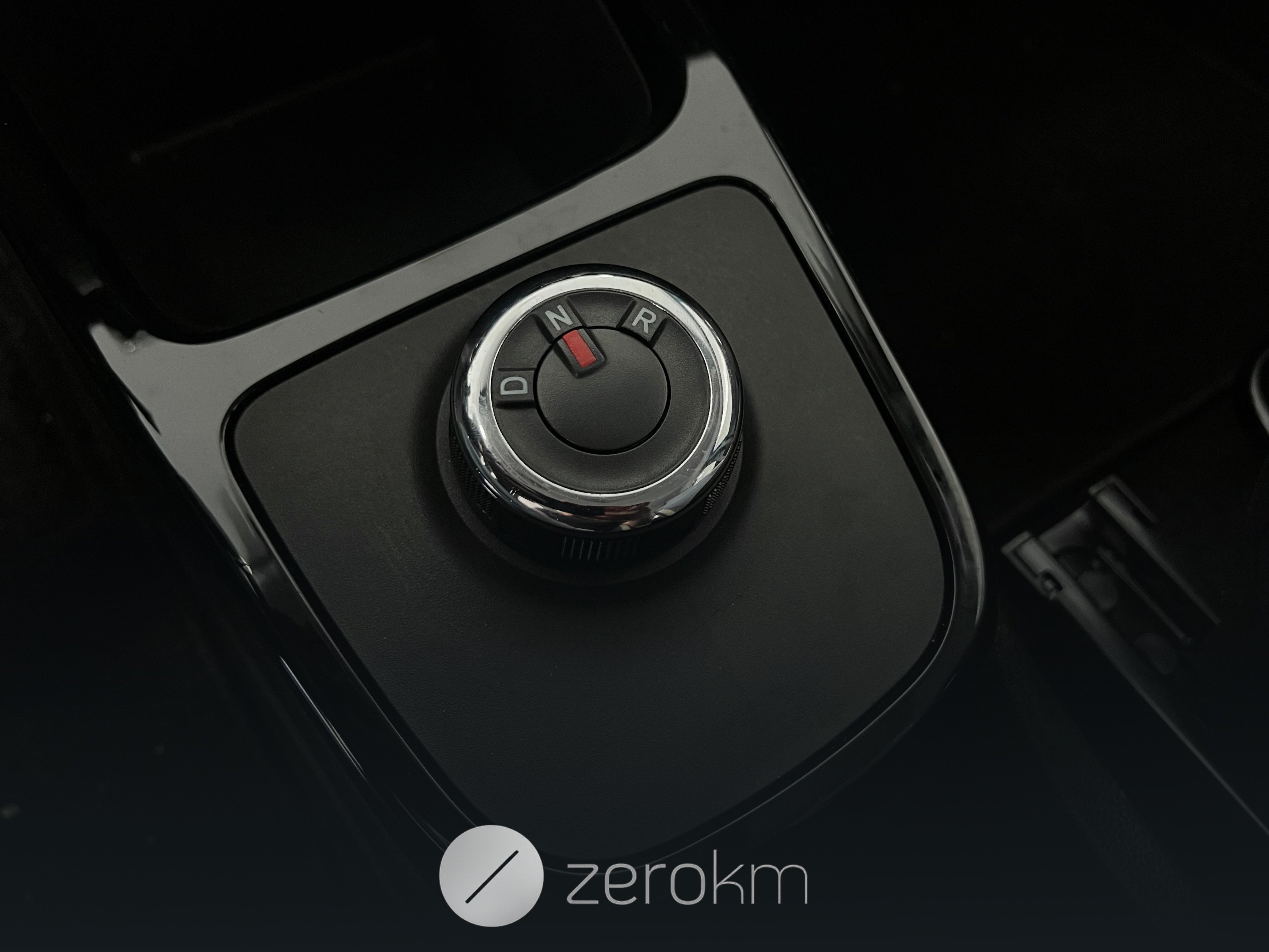 https://zero-km.pt/ZeroKm/Produtos/UU1DBG006NU072369-7.jpg