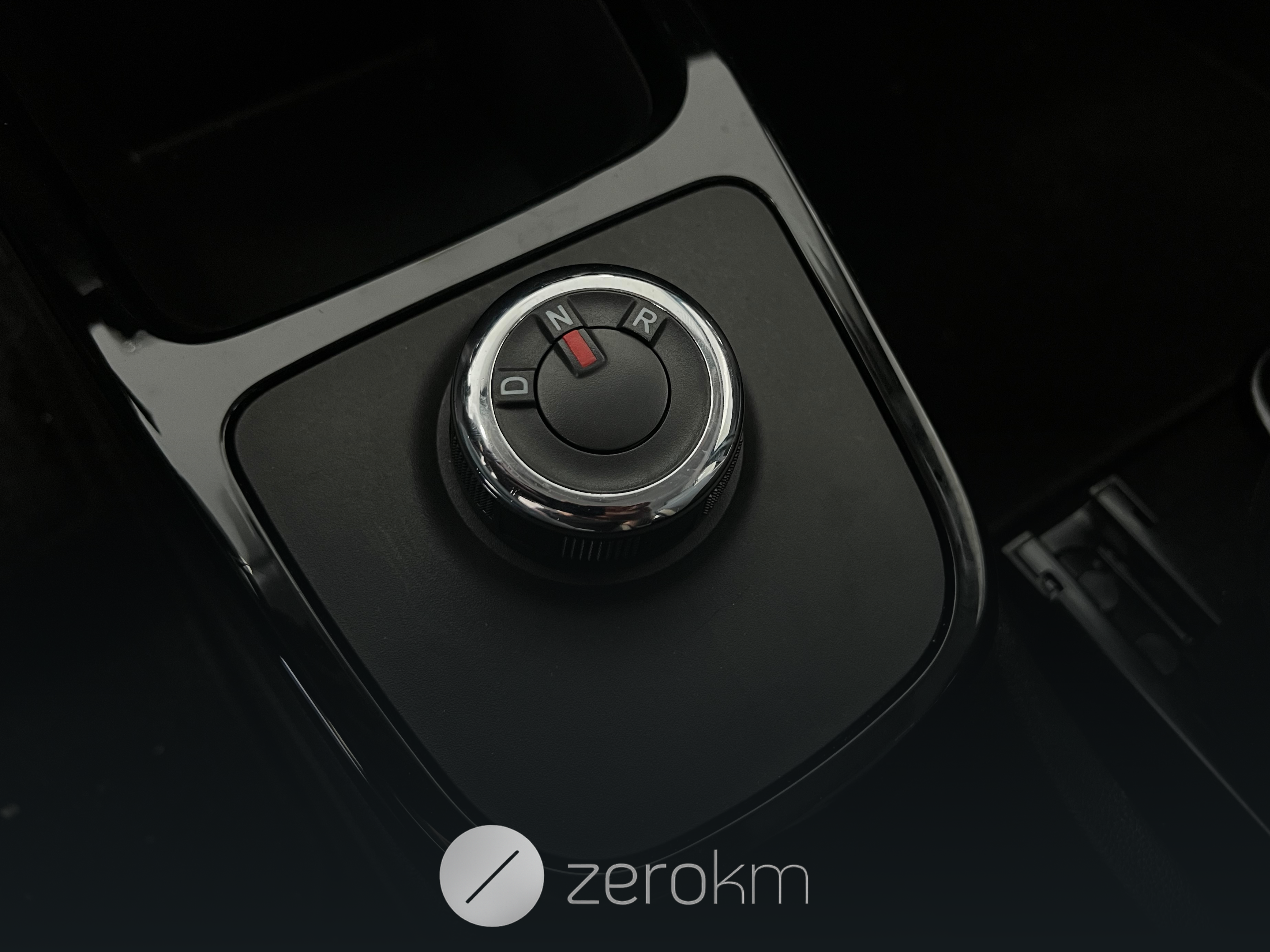 https://zero-km.pt/ZeroKm/Produtos/UU1DBG006NU072369-7.png