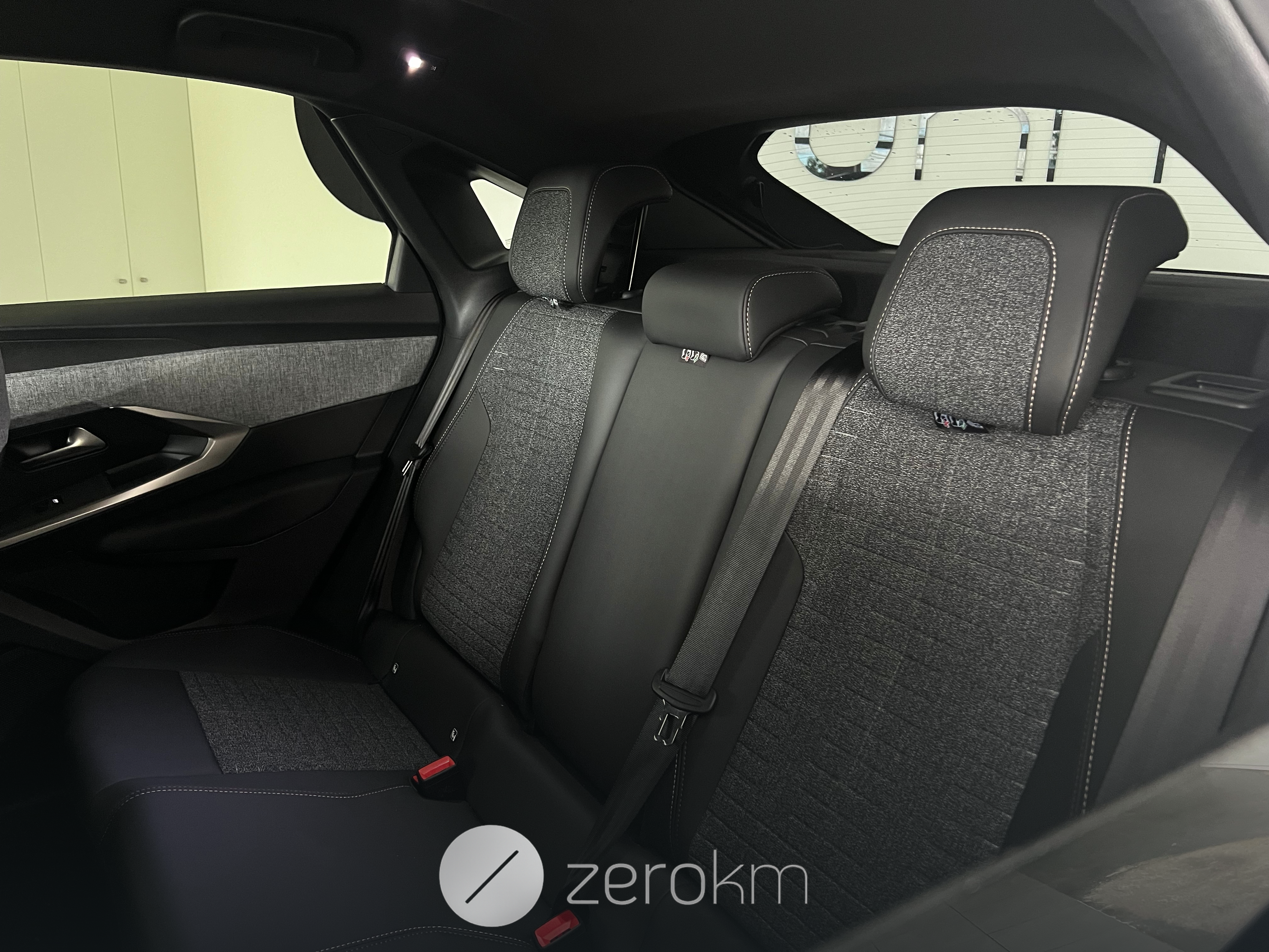 https://zero-km.pt/ZeroKm/Produtos/VR3KAHPY0SS057031_9.png
